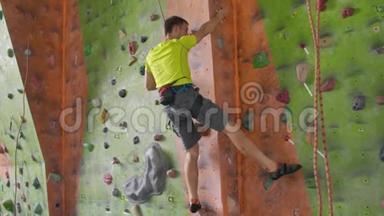 攀岩运动活动概念：攀岩者上墙。 室内攀岩运动概念：人工攀岩者